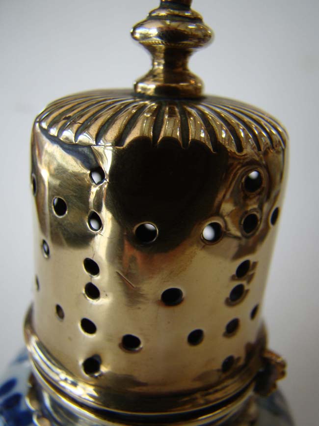 A Chinese Kanqxi period blue and white porcelain Caster with brass mounts made for the Dutch market circa 1690-1710. — image 3